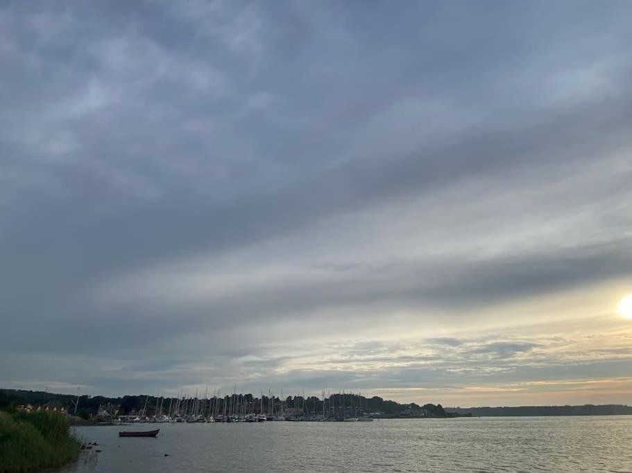 Idyllisk, Historisk Byhus Ved Fjorden I Mariager Kültér fotó