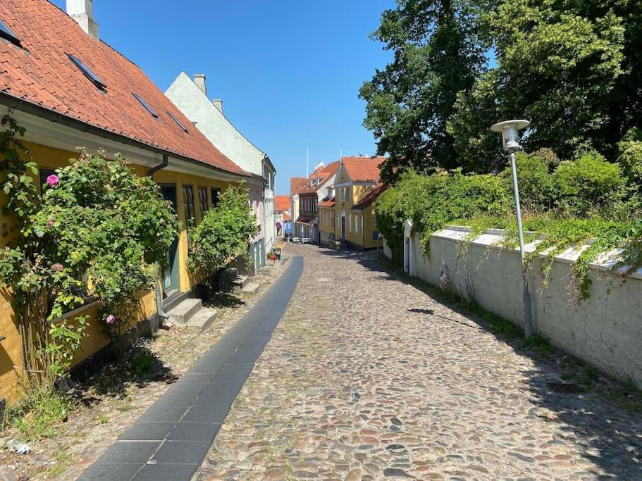 Idyllisk, Historisk Byhus Ved Fjorden I Mariager Kültér fotó